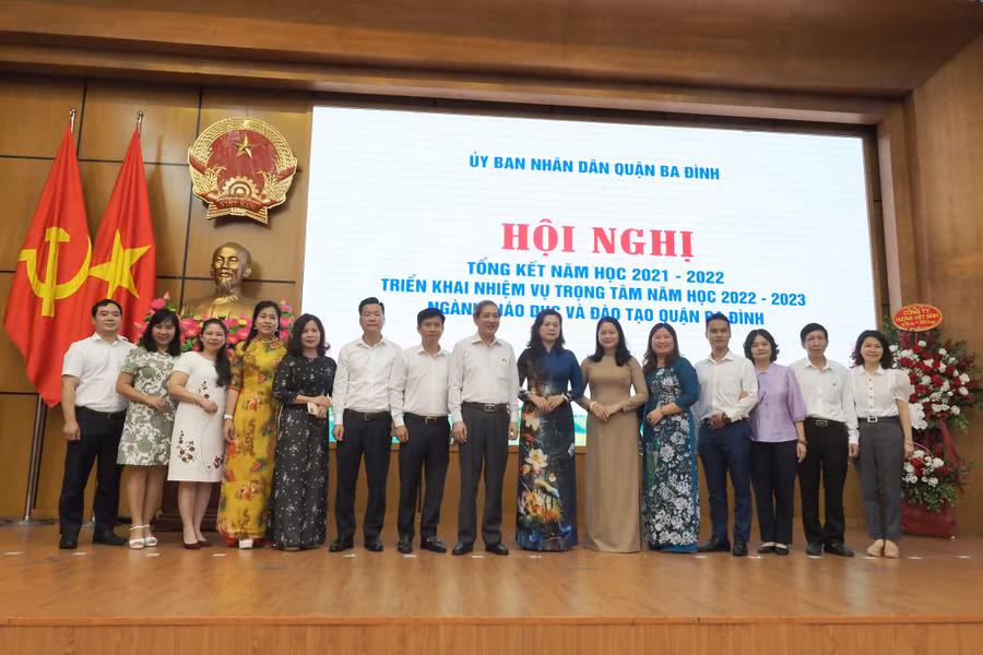 Đại biểu lãnh đạo quận Ba Đình, Sở GD&ĐT cùng thầy cô chụp ảnh lưu niệm tại Hội nghị.