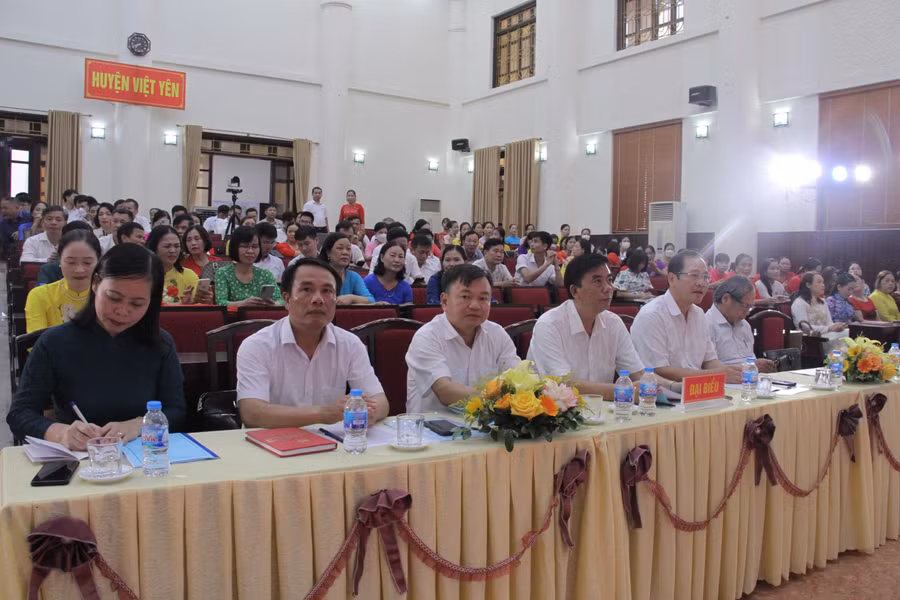 Đại biểu về dự Hội nghị tổng kết năm học 2021 -2022.