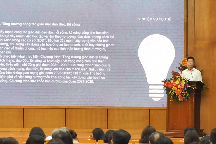 Ông Lê Đức Thuận - Trưởng phòng GD&ĐT quận Ba Đình báo cáo về kết quả năm học và phương hướng nhiệm vụ năm học mới. Ông Lê Đức Thuận - Trưởng phòng GD&ĐT quận Ba Đình báo cáo về kết quả năm học và phương hướng nhiệm vụ năm học mới.