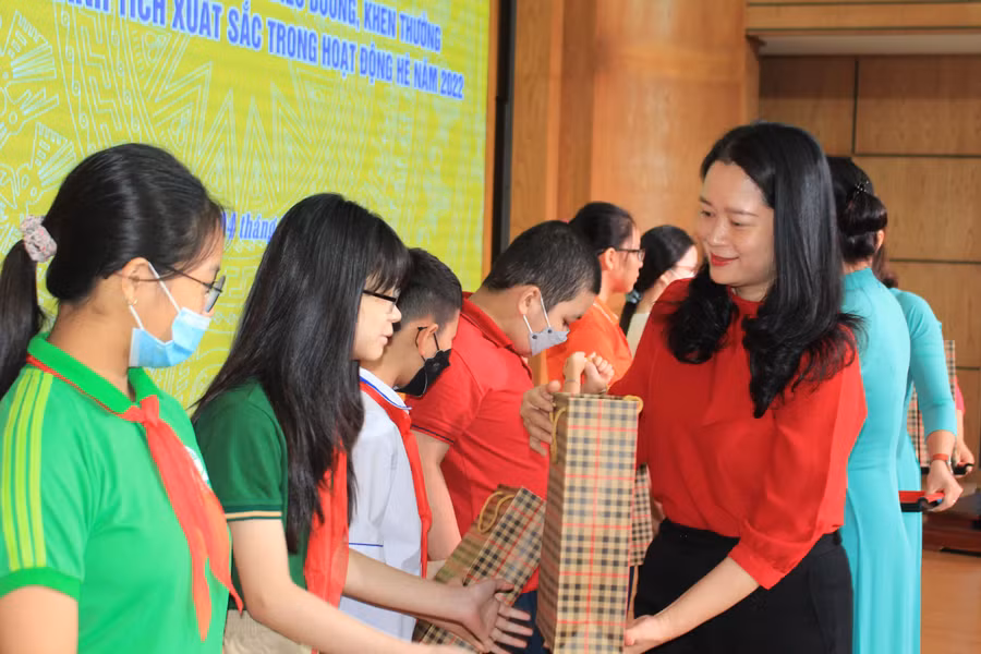 Bà Phạm Thị Diễm - Phó Chủ tịch UBND quận Ba Đình tặng quà cho học sinh.