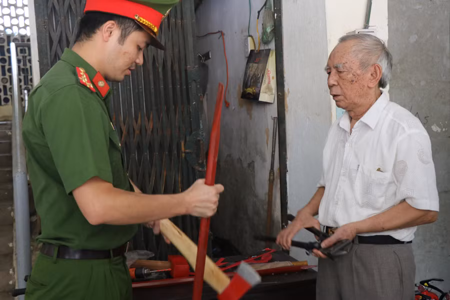 Lắp đặt và bàn giao phương tiện phòng cháy chữa cháy cho người dân.