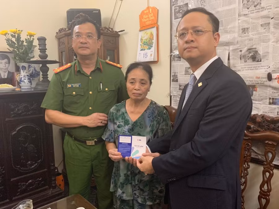 Trao tặng sổ tiết kiệm tới gia đình Liệt sỹ Đặng Anh Quân. Trao tặng sổ tiết kiệm tới gia đình Liệt sỹ Đặng Anh Quân.