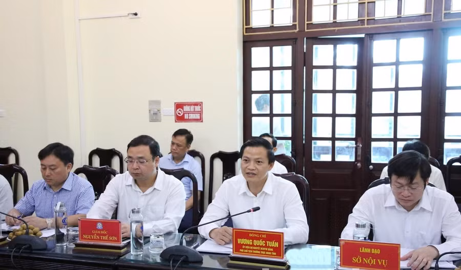 Phó Chủ tịch Thường trực UBND tỉnh Bắc Ninh - Vương Quốc Tuấn và lãnh đạo một số sở, ngành tại buổi làm việc.