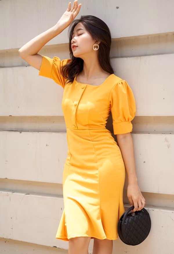 Các nàng văn phòng có dáng đồng hồ cát rất dễ mặc đồ nên các nàng có thể thoải mái chọn kiểu đầm nào để diện.