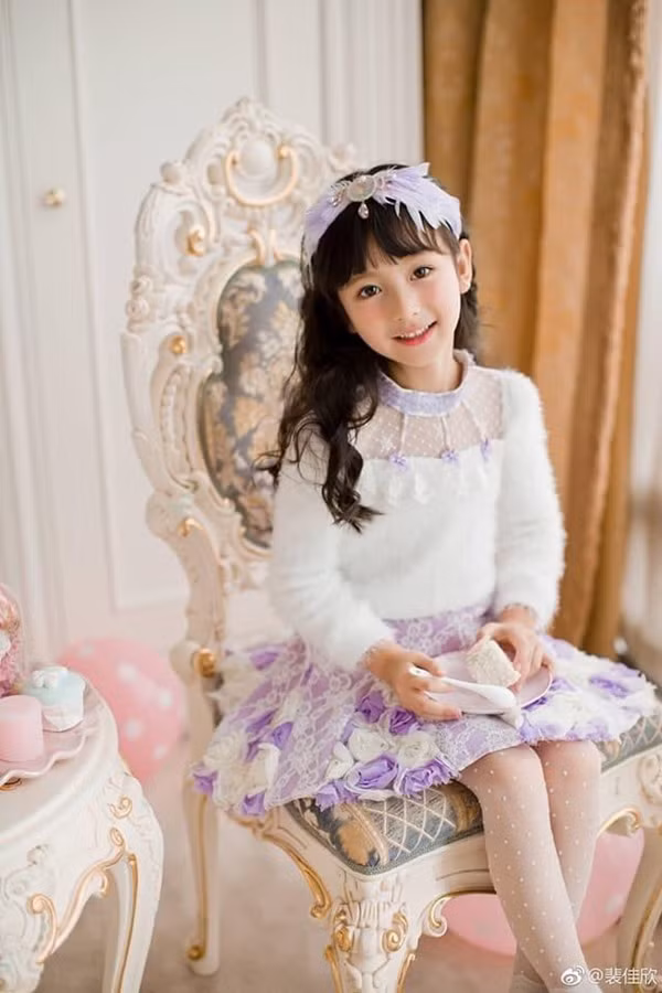 Bùi Giai Hân được con trai đại gia bất động sản giàu có nhất Châu Á khen ngợi.