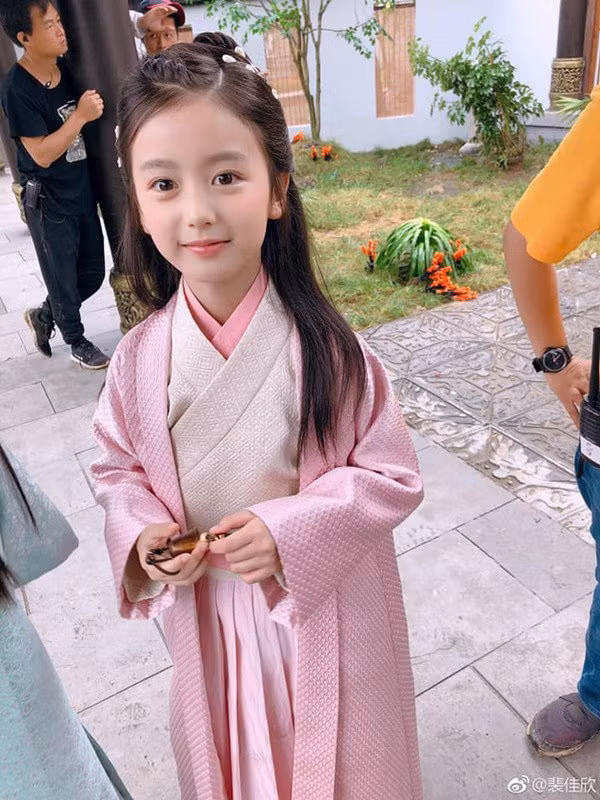 Tạo hình cổ trang của cô bé.