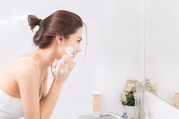 Việc rửa mặt quá thường xuyên sẽ làm tổn thương lớp màng ẩm của da.
