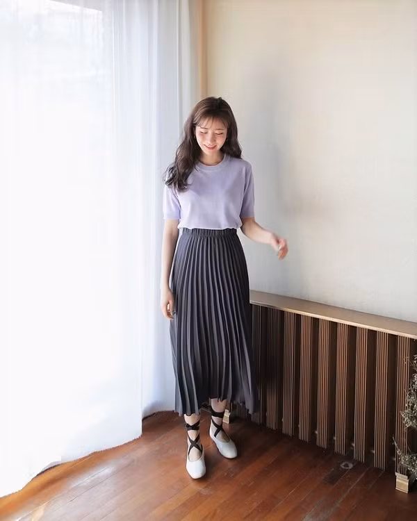 Chân váy midi xếp ly vẫn luôn được lòng phái đẹp trong mọi hoàn cảnh.