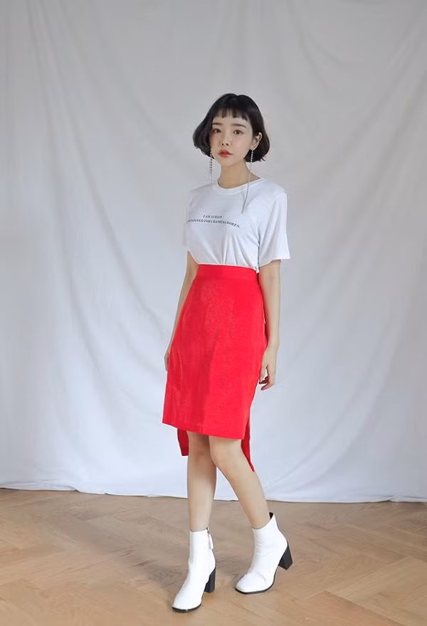 Muốn rạng rỡ hơn, chị em có thể chọn cho mình những chiếc chân váy có màu sắc nổi bật.