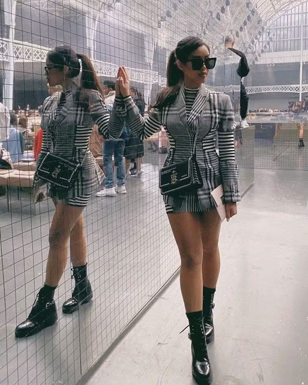 Tham dự show của Burberry thuộc khuôn khổ Tuần lễ thời trang London, Tiên Nguyễn diện chiếc túi nạm đinh có gắn logo của Burberry và có thêu câu thơ của William Shakespeare. Được biết, chiếc túi có giá 2.590 USD (khoảng xấp xỉ 61 triệu đồng).