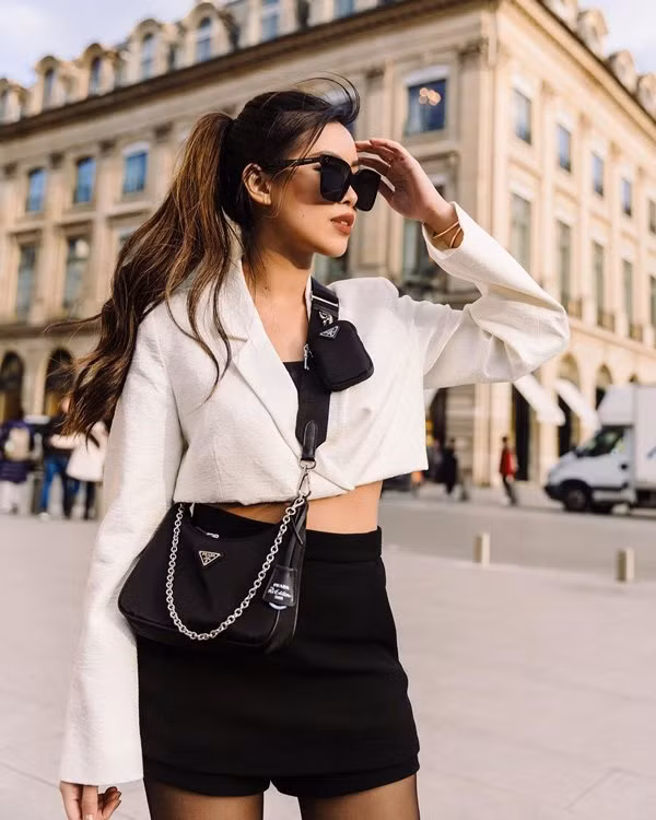Chiếc túi Prada màu đen kiểu dáng trẻ trung này của em chồng Hà Tăng có giá gần 40 triệu đồng.