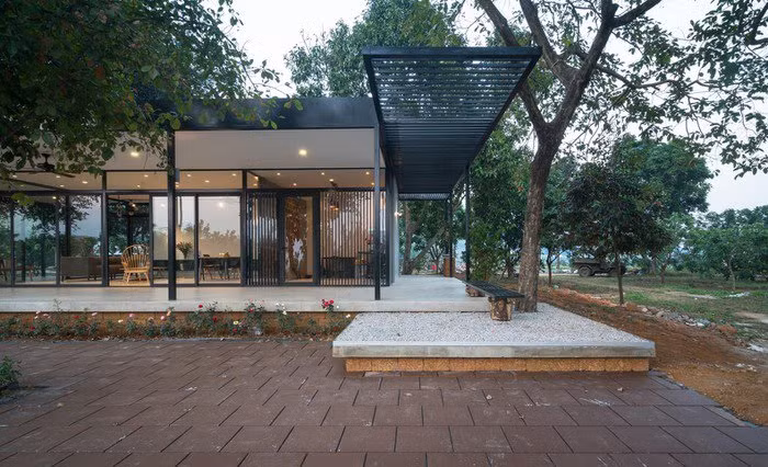 Công trình mang tên Mian Farm Cottage, nằm giữa vườn bưởi của một trang trại rộng lớn, nhìn ra rặng núi Ba Vì hùng vĩ.