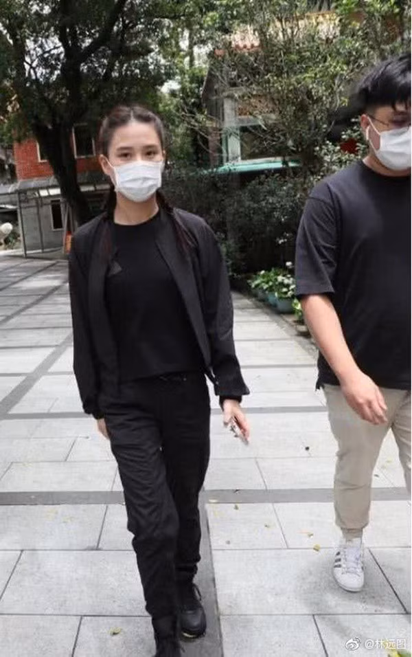 Cô không đi cùng với bạn trai Đậu Kiêu.
