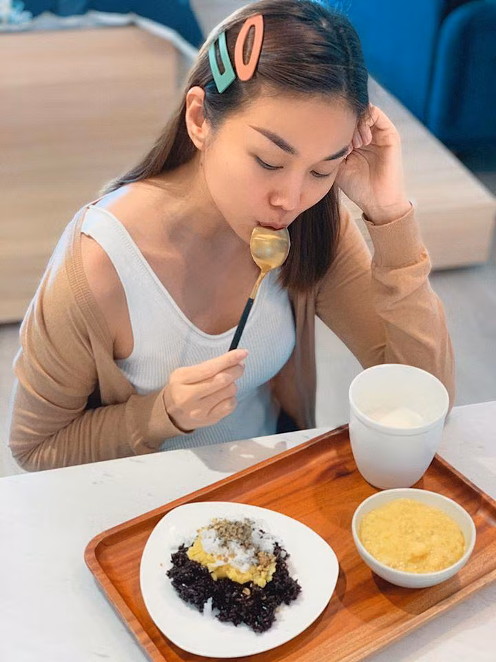 Người đẹp làm xôi nếp than và chè đậu xanh hạt sen nhưng ngồi nhìn mãi chưa dám ăn và thấy ngạc nhiên với chính mình: "Không tin là mình làm đó trời. Còn bạn em thì nói đủ khả năng nấu đầy tháng cho con rồi đó".