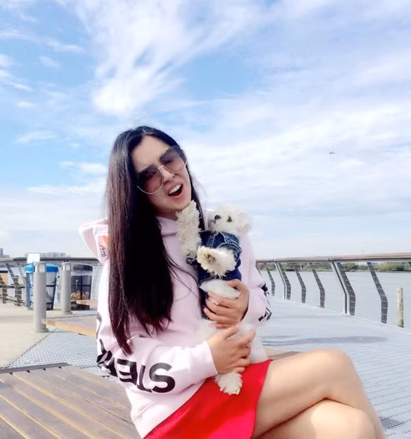 Dù vậy, các fan vẫn dành lời khen ngợi cho vẻ trẻ trung của cô ở tuổi 53.