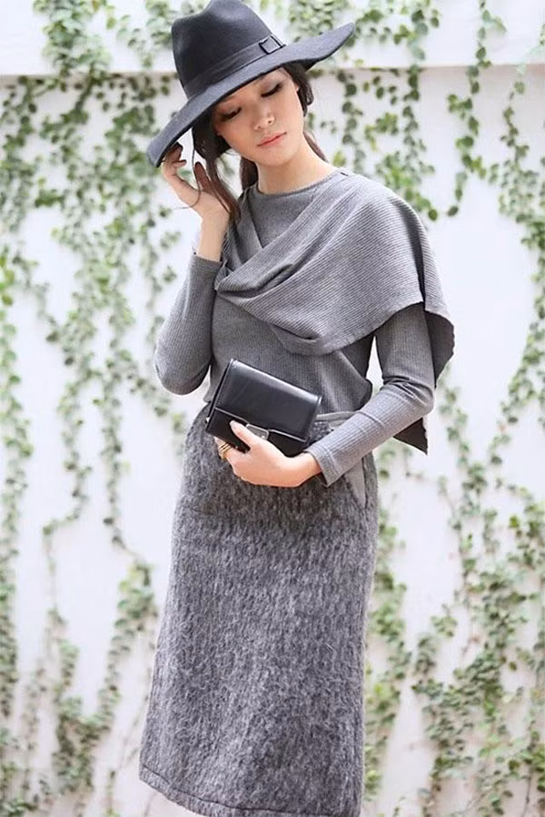 Trang phục màu xám tuy không xấu nhưng sẽ vô tình tạo cảm giác u ám, thiếu sức sống cho phong cách phụ nữ U40.