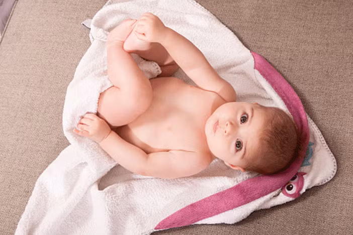 Trẻ sơ sinh có thể sẽ có một chút máu nhỏ chảy ra ở vùng kín sau khi chào đời khoảng 1 tuần (Ảnh minh họa).