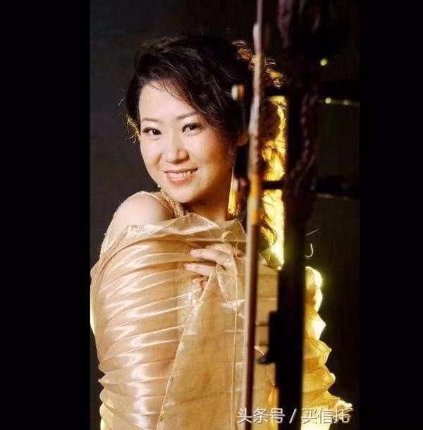 Cô gái họ Vương tốt nghiệp ngành Âm nhạc ở trường đại học và có gương mặt dịu dàng.