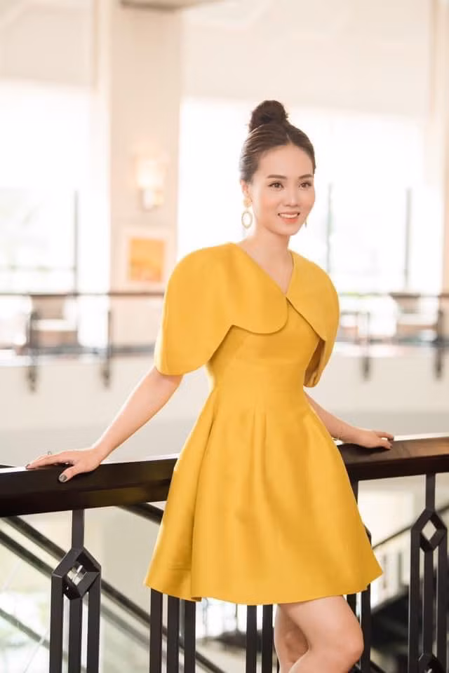 Cô gắn liền với những set thời trang nữ tính, nhã nhặn và không hề hở hang.