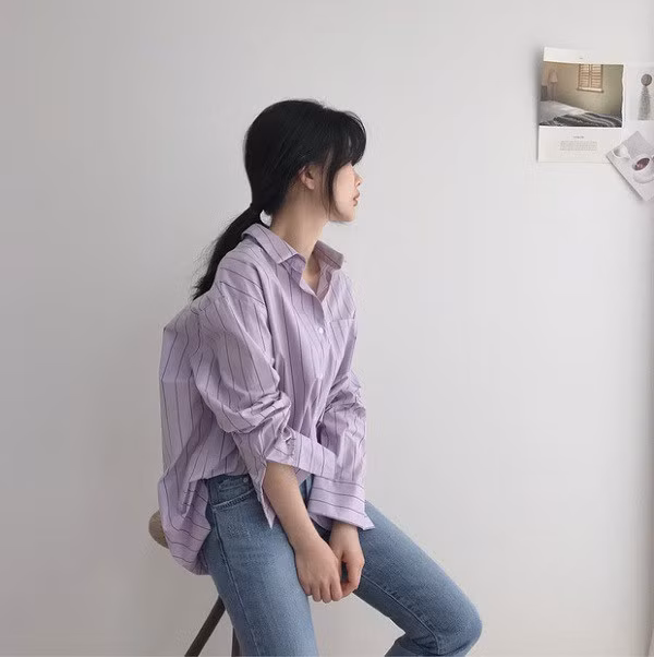 Kết hợp áo sơ mi tím với quần jeans cũng là một gợi ý hết sức tiện dụng cho các quý cô.