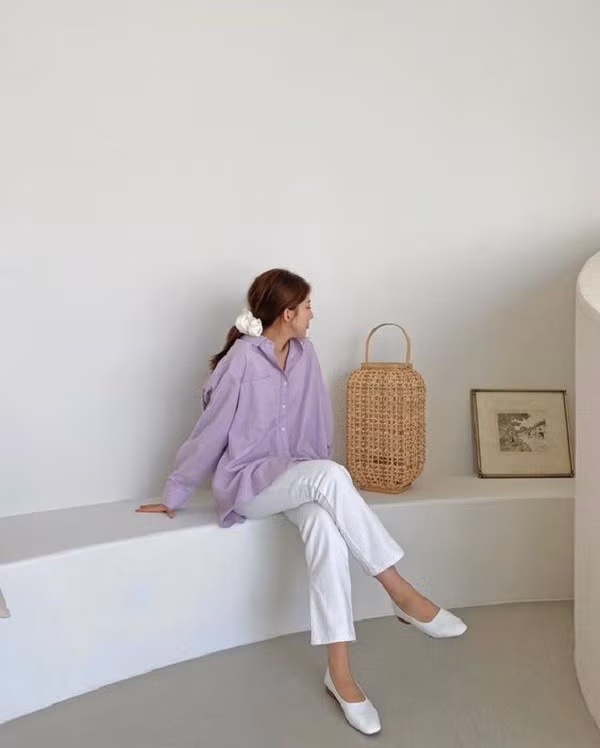 Chị em có thể diện áo sơ mi tím cùng với một chiếc quần kaki trắng thanh lịch và nhã nhặn.
