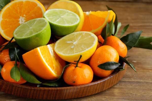 Các loại trái cây họ cam quýt sẽ giúp mẹ nhanh chóng bù nước trong ngày hè. (Ảnh minh họa).