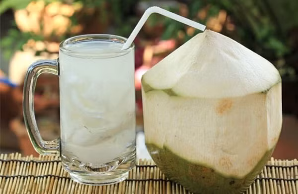 Nước dứa mát và tốt cho mẹ bầu nhưng trong 3 tháng đầu mẹ không nên uống nhiều. (Ảnh minh họa).