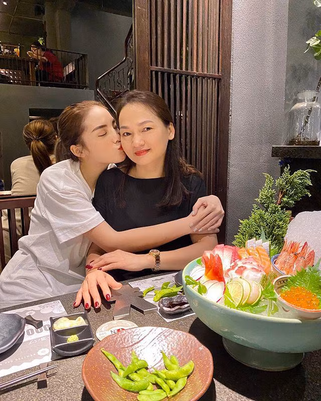Đăng ảnh chúc mừng ngày của mẹ, Hoa hậu Kỳ Duyên nhận về cơn mưa lời khen vì nhan sắc của mẫu thân quá xuất sắc. Dù đã ngoài 50, mẹ của nàng Hậu vẫn trẻ trung, xinh đẹp không kém cạnh con gái. Làn da trắng mịn của bà Thêm quả là siêu phẩm ở độ tuổi trung niên.