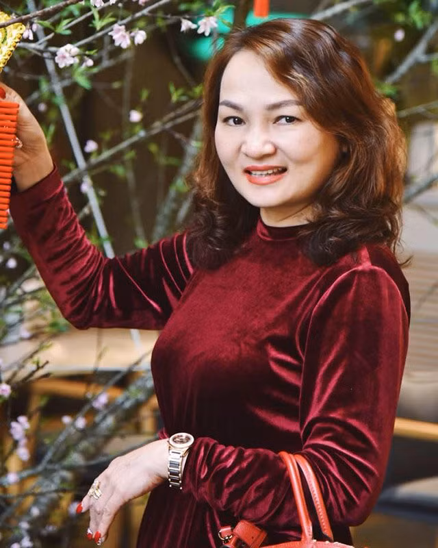 So với hình ảnh trước đây, mẹ của Hoa hậu Kỳ Duyên dường như đang ngày càng lão hóa ngược. Dù không xinh đẹp kiểu sắc sảo mặn mà nhưng bà Thêm vẫn sở hữu ngoại hình và vóc dáng đáng mơ ước.