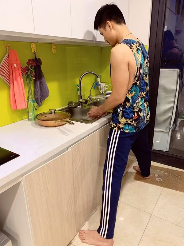 Chồng Bảo Thanh tự tay vào bếp chuẩn bị bữa ăn cho vợ của mình. Không phải lo toan nhiều công việc, ít gánh nặng về đầu óc nên Bảo Thanh luôn có được tinh thần thoải mái nên sự xinh đẹp, tươi trẻ luôn giữ và toát ra từ bên trong.