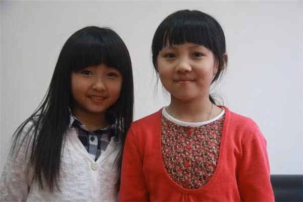 Bé gái đứng trong cánh gà hát, bị thay thế vì quá xấu, 12 năm sau amp;#34;vịt hoá thiên ngaamp;#34; - 8