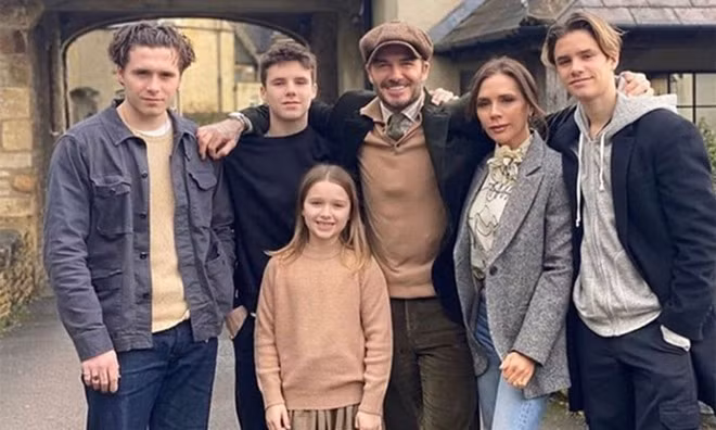 Ngồi không, Victoria Beckham cũng trở thành ngôi sao có thu nhập cao nhất nước Anh - 7
