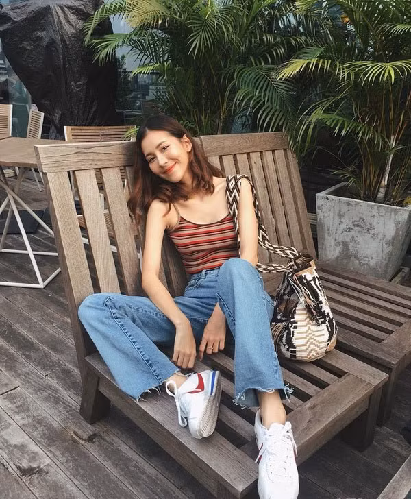 Những chiếc áo hai dây là trang phục không thể thiếu của phái đẹp trong mùa hè.