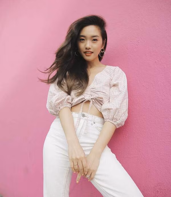 Áo croptop luôn đem lại vẻ trẻ trung, năng động cho các cô gái.