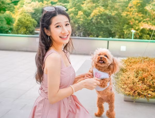 Mặc dù ngũ quan không mấy thanh tú nhưng nhìn kỹ, đôi mắt của Joycelyn cũng tròn trịa, nhất là nụ cười rất rạng rỡ.