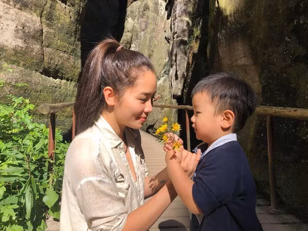 Mẹ một con với vẻ ngoài rạng rỡ như ghi điểm tuyệt đối bất kể ở góc hình nào.