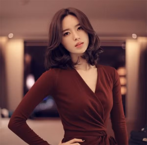Tóc xoăn sóng biển mang lại nét đẹp quyến rũ cá tính.