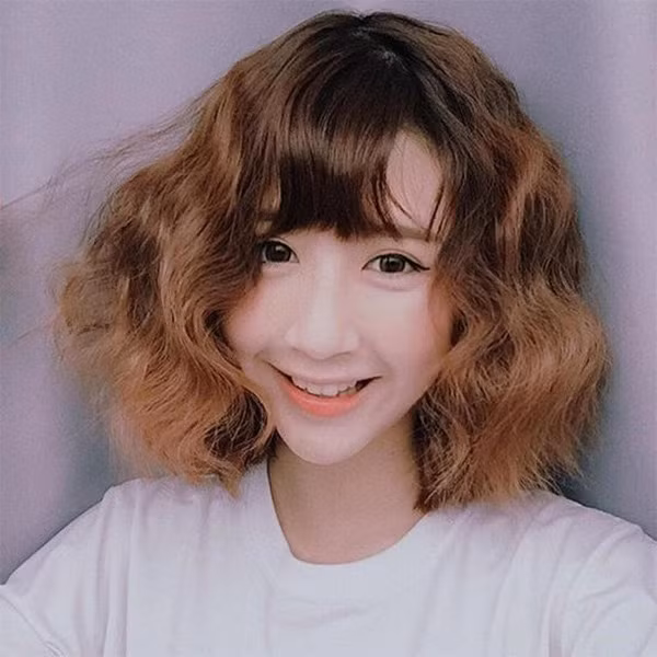 Quỳnh Anh Shyn nhí nhảnh trẻ trung với kiểu tóc xoăn sóng nước Hàn Quốc.