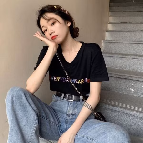Đơn giản nhất là chị em có thể kết hợp áo phông với quần jeans.