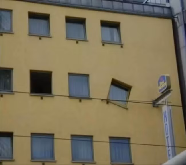 Ơ kìa có ô cửa sổ sắp rớt!