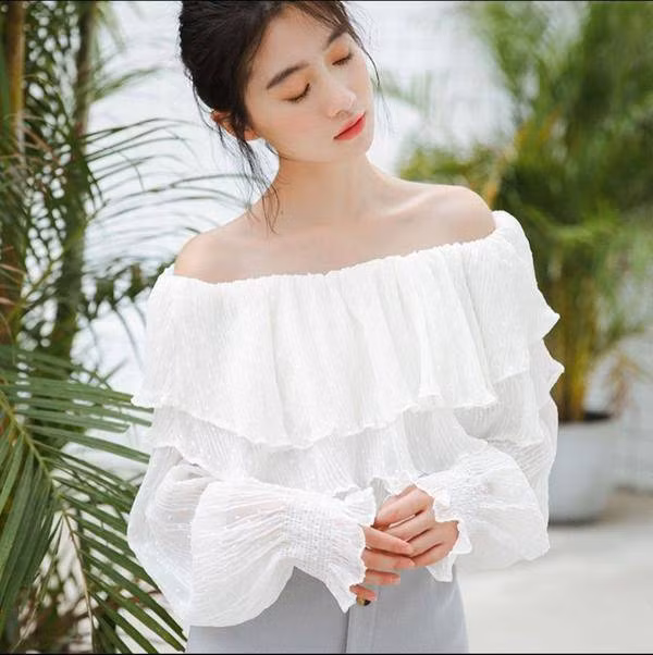 Kiểu áo này còn giúp các nàng khéo khoe được đôi vai trần gợi cảm.