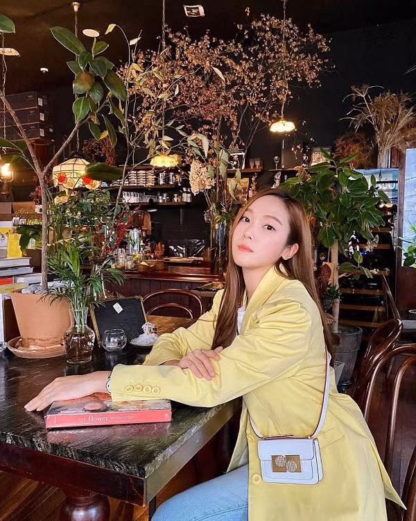 Chỉ việc diện những kiểu áo này, nàng công sở dù đã ngoài 30 tuổi sẽ nhìn vẫn như 20 - 11