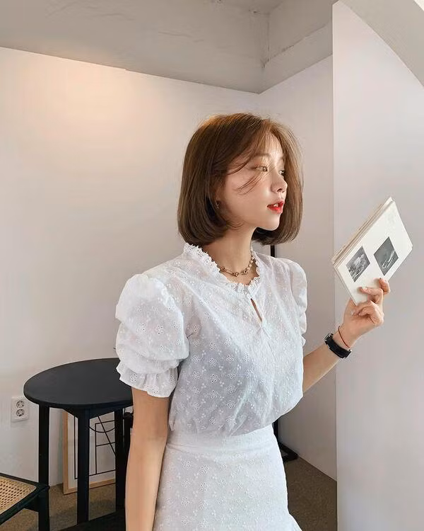 Trong tủ đồ của các nàng chắc chắn không thể nào thiếu trang phục màu trắng.