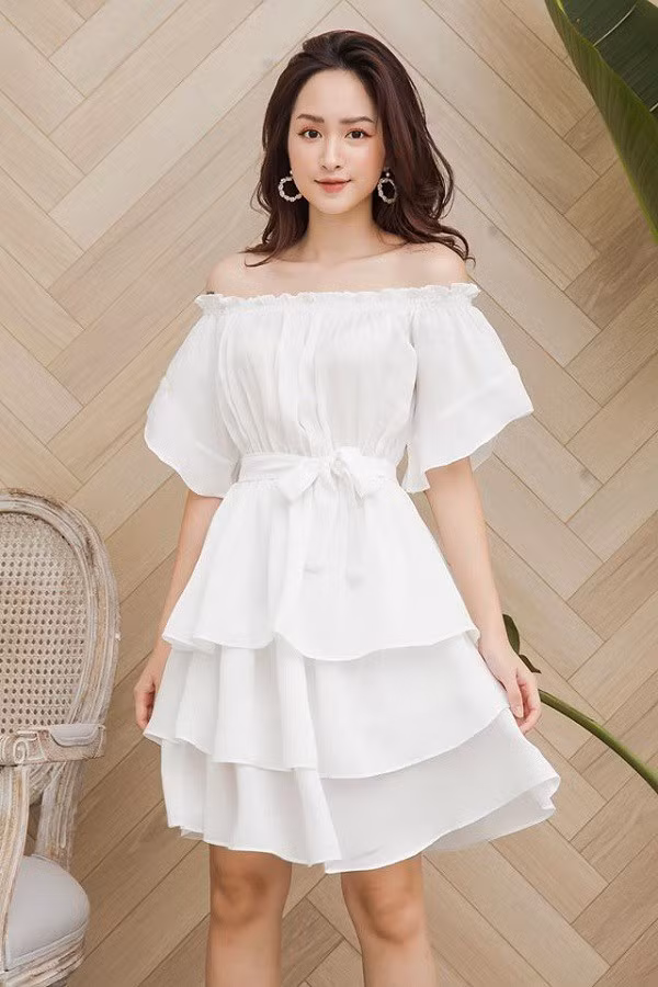 Các quý cô có thể mặc váy trễ vai màu trắng vào mùa hè để dễ chịu, thoải mái hơn trong tiết trời mùa hè.