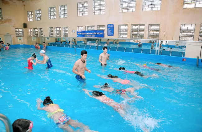 Một buổi dạy bơi tại trường Tiểu học Dịch Vọng B (quận Cầu Giấy)