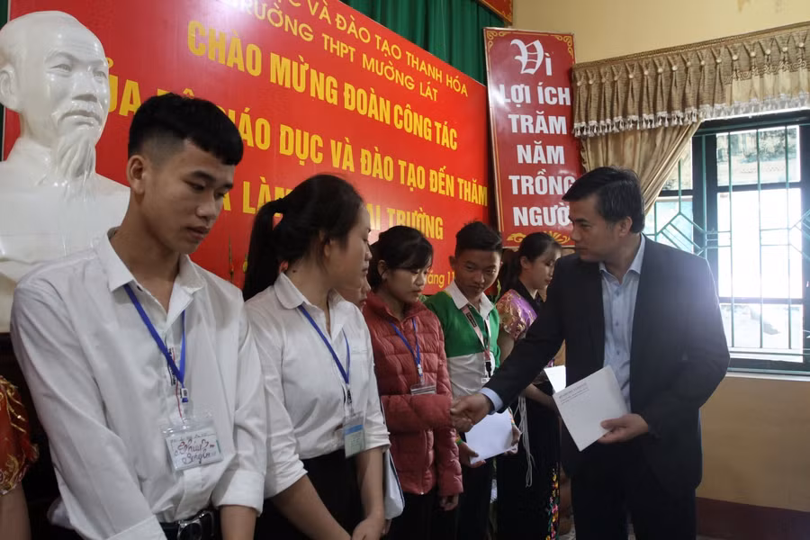 Đại diện Bộ GD&amp;ĐT trao học bổng cho học sinh Trường THPT Mường Lát.