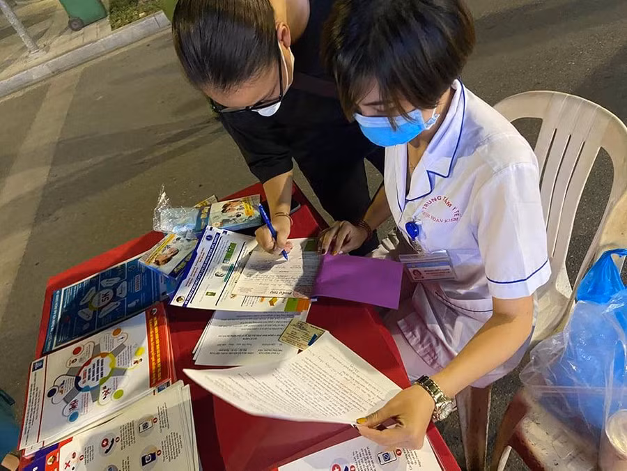 Xử phạt người dân không đeo khẩu trang nơi công cộng.