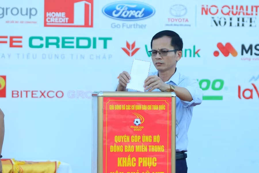 Nhà báo Nguyễn Trung Toàn - đại diện Đội bóng đá Báo Giáo dục và Thời đại ủng hộ đồng bào miền Trung.