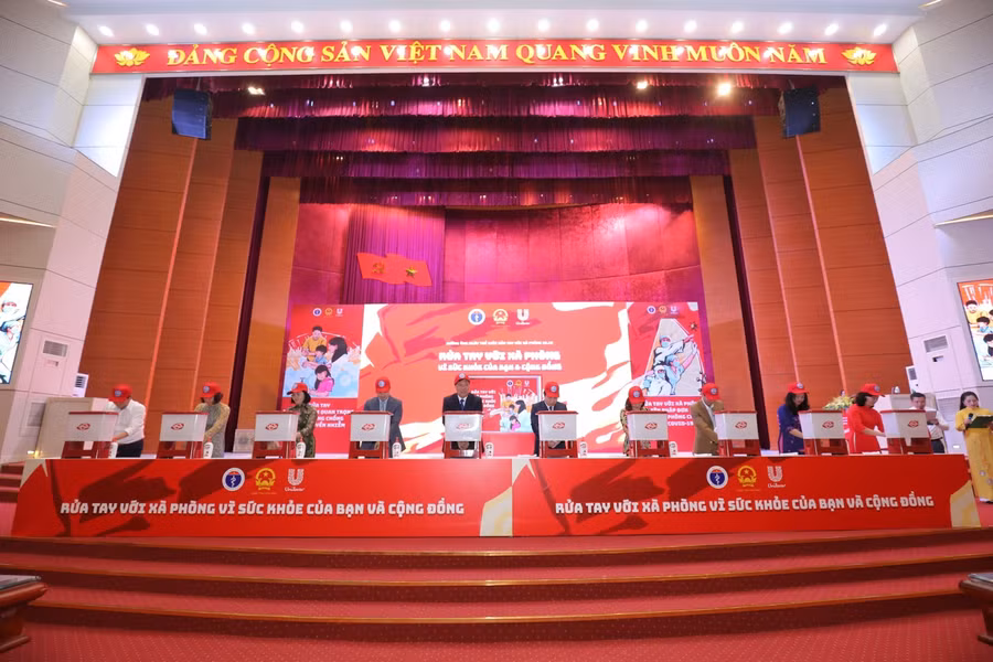Thứ trưởng Đỗ Xuân Tuyên và các đại biểu thực hiện hoạt động rửa tay với xà phòng tại lễ mít tinh.