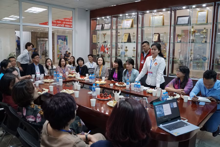 Việc ứng dụng CNTT vào lớp học tạo thêm sự hứng khởi cho các giáo viên và học sinh.